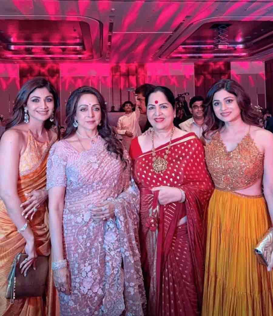 Shilpa Shetty was joined by her mother Sunanda Shetty and sister Shamita Shetty at the birthday bash. Hema sported a pink shimmering sari with floral embroidery, while Shilpa opted for an orange sari with a yellow halter neck blouse.