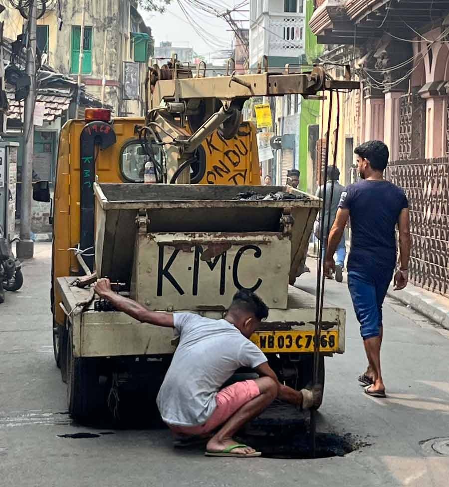 Kolkata Municipal Corporation’s gully pit machine clearing underground sewerage channels at ward no 50 on Tuesday to prevent flooding. IMD has notified rain alert stating, “Thunderstorms with lightning and rainfall are likely to affect some parts of south Kolkata, south 24 Parganas and Nadia districts of West Bengal” 