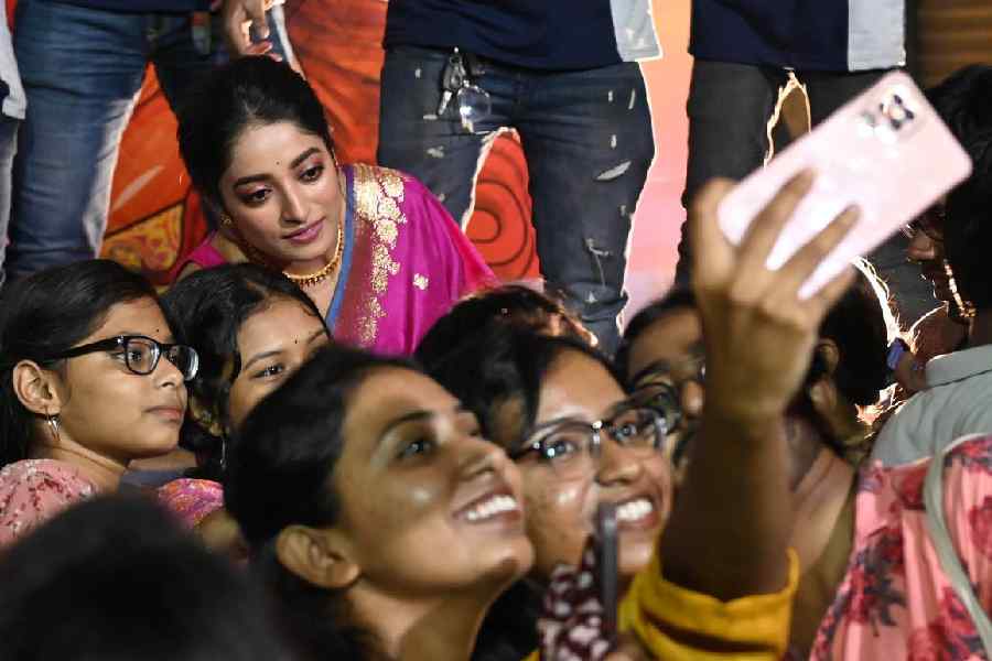 Ishaa interacted with young girls of the para and was happy to click selfies with them