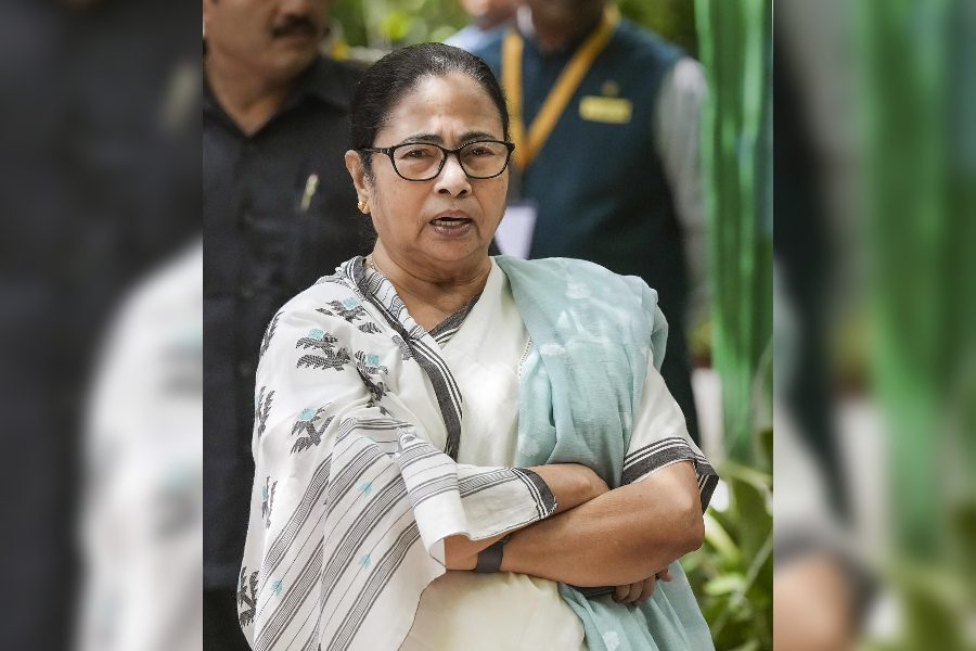 Don't close roads to let VIPs pass during Durga Puja: Bengal CM Mamata Banerjee to cops