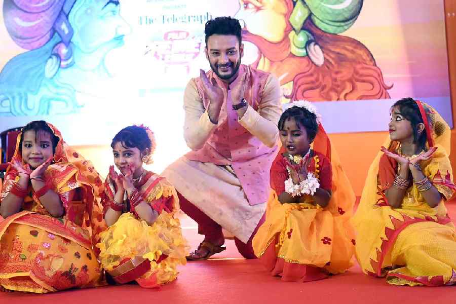 Shaheb joined these little artistes on stage and won hearts all over again