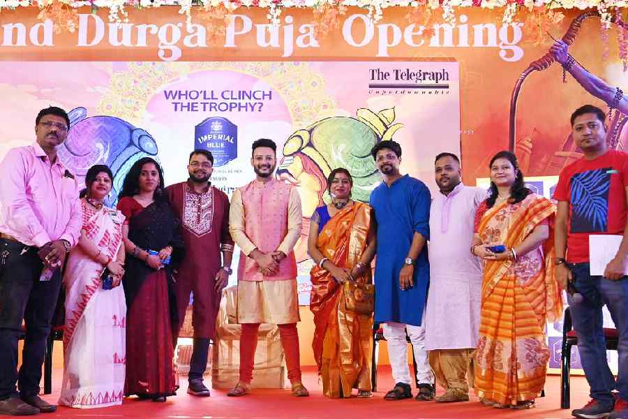 Couples struck a pose after a hilarious and entertaining talk show. (L-R) Subhajit Roy, Kajal Roy, Ananya Chatterjee, Puranjoy Banerjee, Shaheb Bhattacherjee, Anuradha Choudhury, Tushar Choudhury, Priyajit Das, Snigdha Das and working secretary Swarnava Das