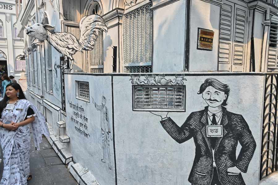 Plain lighting has been used, in order to properly keep the focus on the buildings and the illustrations, and the pandal itself, so that the ‘Aabol Tabol’ nature of the Puja is always highlighted