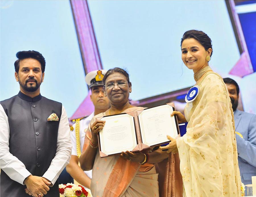 Alia Bhatt won the Best Actress Award for her performance in Sanjay Leela Bhansali’s 2022 film Gangubai Kathiawadi. The actress wore her wedding sari, an ivory Sabyasachi one, to the event.
