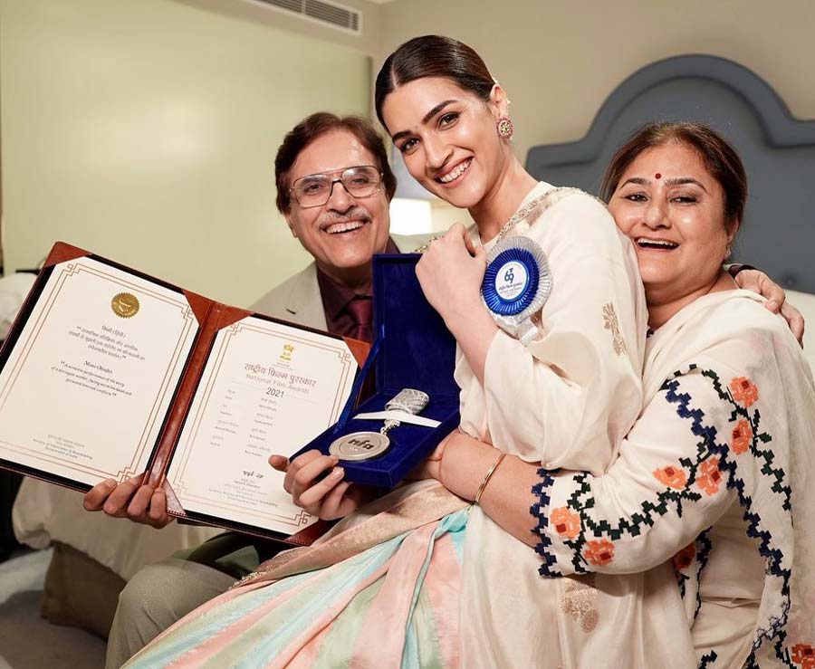 Kriti Sanon also received the Best Actress Award for her 2021 film Mimi, directed by Laxman Utekar. The 33-year-old actress attended the event with her parents, Rahul and Geeta Sanon.