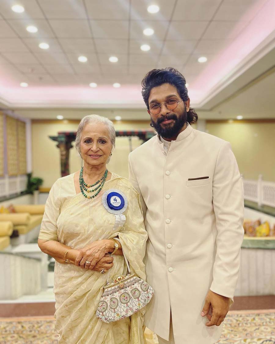 Allu poses with veteran actress Waheeda Rehman who was honoured with the Dadasaheb Phalke Lifetime Achievement Award.