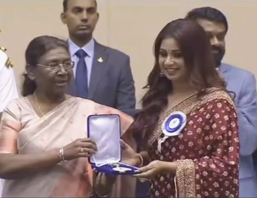 Shreya Ghoshal won the Best Female Playback Singer Award for her song Mayava Chayava from the Tamil film Iravin Nizhal, helmed by R. Parthiban. This is the fifth time the singer has won a National Film Award.