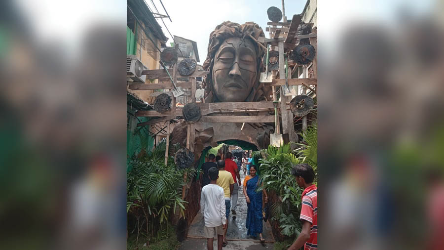 Eighty community pujas in Kolkata have made it to the primary round of judgement under Serader Sera Nirmal Puja Puroskar (Greenest of the Green Puja Awards); the pioneering environment puja award that is in its 16th year. The award has been constituted by nonprofit Environment Governed Integrated Organisation (EnGIO); and is supported by The Bengal - Greening Bengal and Climate Action Network South Asia (CANSA). My Kolkata is a partner in the initiative. “Out of around 300 puja committees that applied, we have shortlisted about 80 spread across Kolkata and Salt Lake based on criteria such as installation of environmental themes as well as use of natural materials in the pandals and in execution of the overall pujas. We also considered parameters such as energy use, waste control as well as social contribution of the clubs within their neighbourhood,” said Sujata Basu of EnGIO. The jury for the award will visit pandals in and around the city on Chaturthi and Panchami — October 18, Wednesday, and October 19, Thursday — to find the regional toppers. Judges will again visit these pandals on Sashthi and Saptami — October 20, Friday, and October 21, Saturday. The final winners are expected to be announced on Saptami (October 21) night and the prizes will be handed over on Ashtami, October 22, Sunday, by French consul general Didier Talpain and a few environment experts.