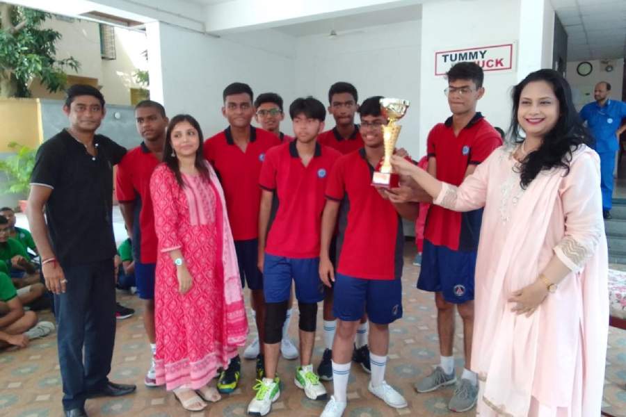 Principal Madhuparna Andrews with the Subhash house players, who were the champs of the inter-house basketball tournament