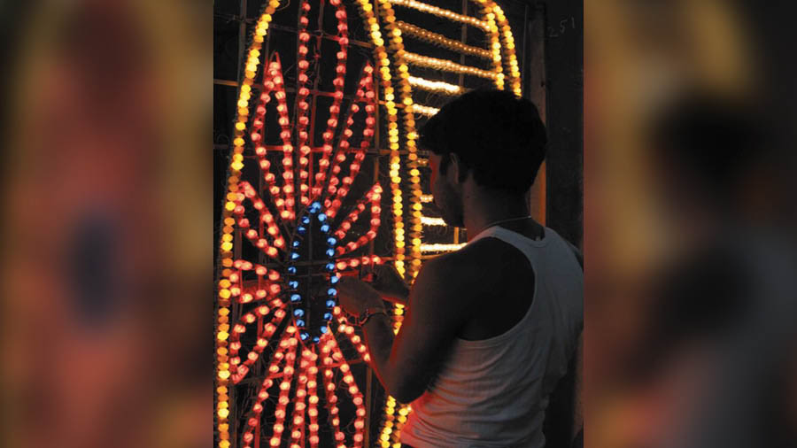 A light artist works on a wheel with 6.2 miniature light bulbs