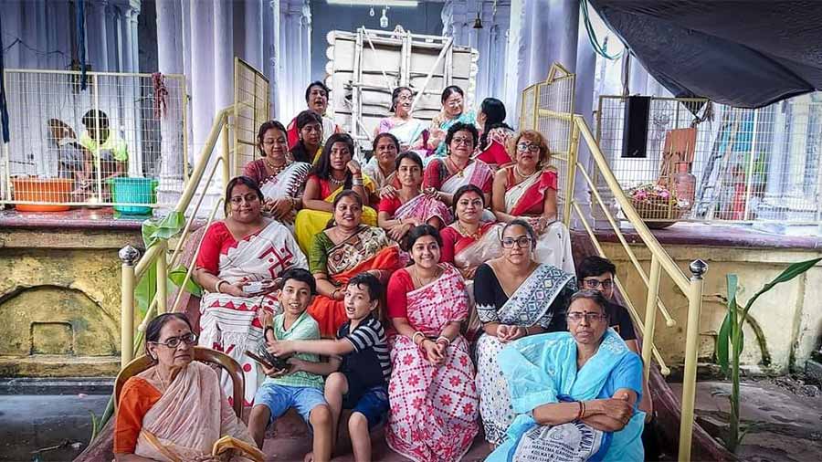The Ghosh family at the ‘thakur dalan’