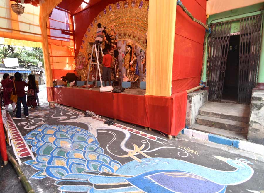 The street at Rajballavpara’s Nabarun Sangha Durga Puja has been beautifully painted. This trend has been witnessed elsewhere too 
