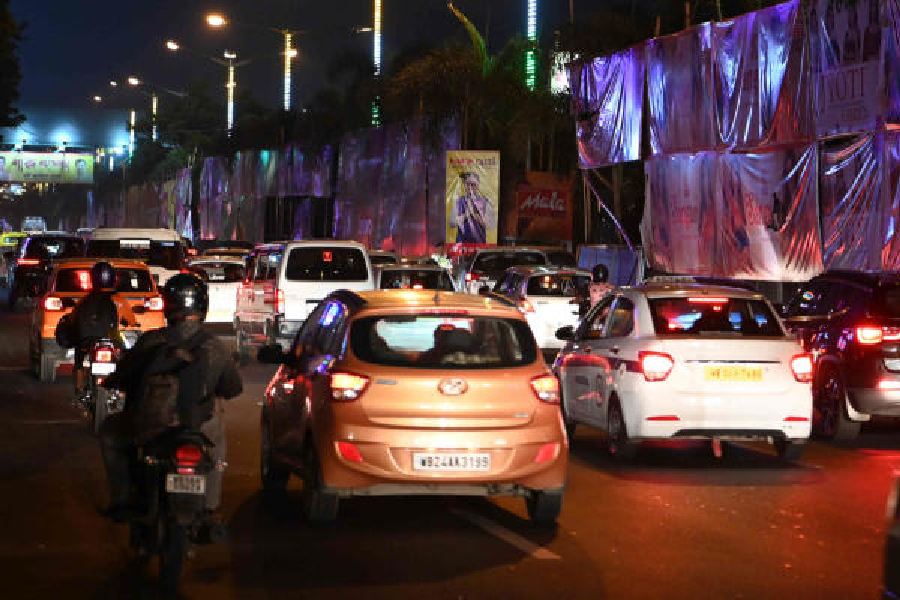 Vehicles in a snarl on VIP road on Thursday evening; (below) visitors to the Sreebhumi pandal