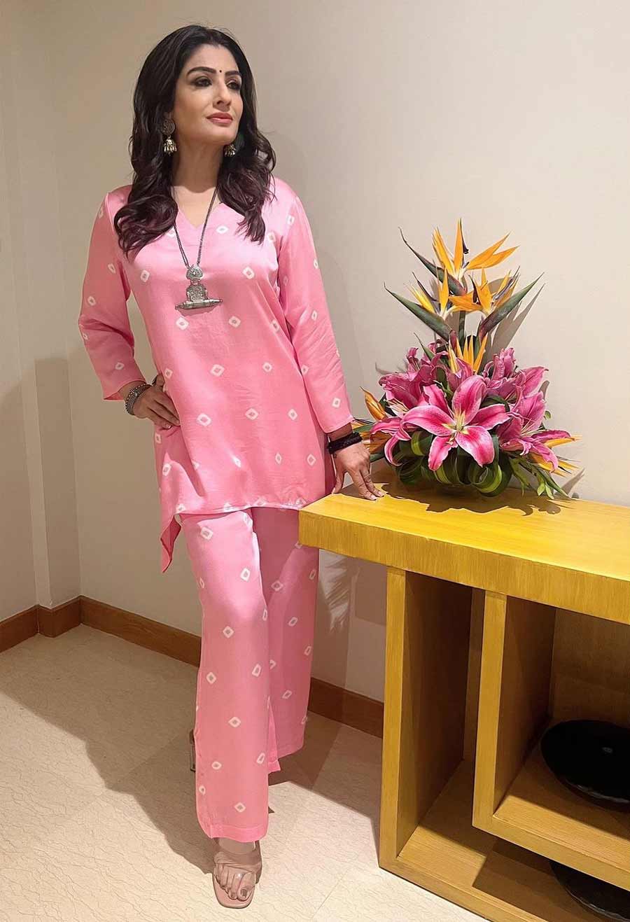 If you want to go traditional but managing a sari stresses you out, Raveena Tandon’s pink short kurta-pant set might be what you’re looking for!