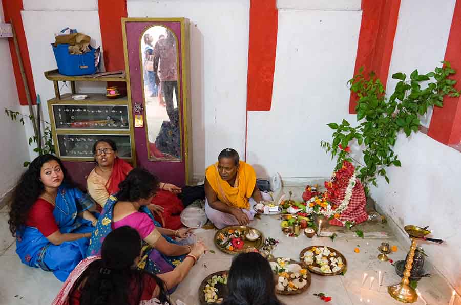 Amid these hallowed moments, family members offer Anjali, their hearts brimming with reverence and love, connecting the past and the future