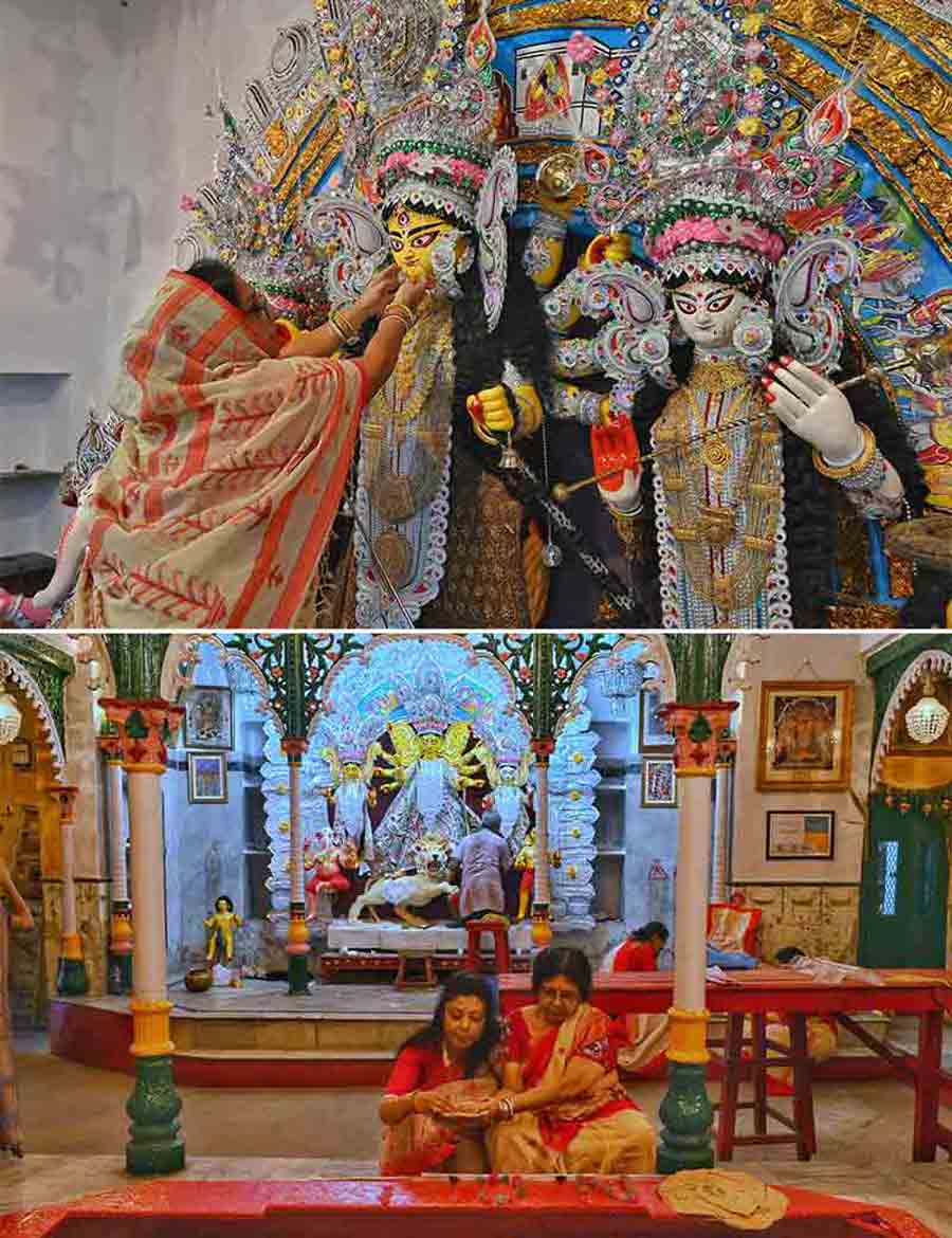 Women of Jorasanko Daw Bari adorned goddess Durga’s idol with jewellery on Sasthi morning  