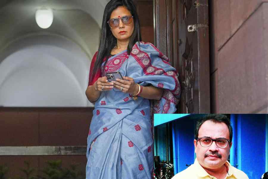 Jholewale fakir': Mahua Moitra's retort to being trolled for
