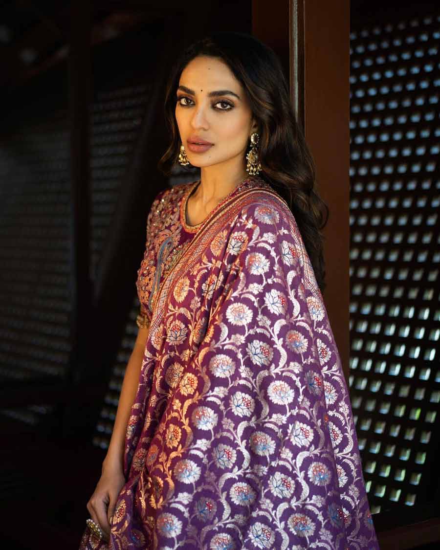 Sobhita Dhulipala’s off-screen style is as on-point as her Made in Heaven avatar. A backless blouse, a dual-toned ghagra and a gorgeous dupatta, and you’re all set for Navratri. 