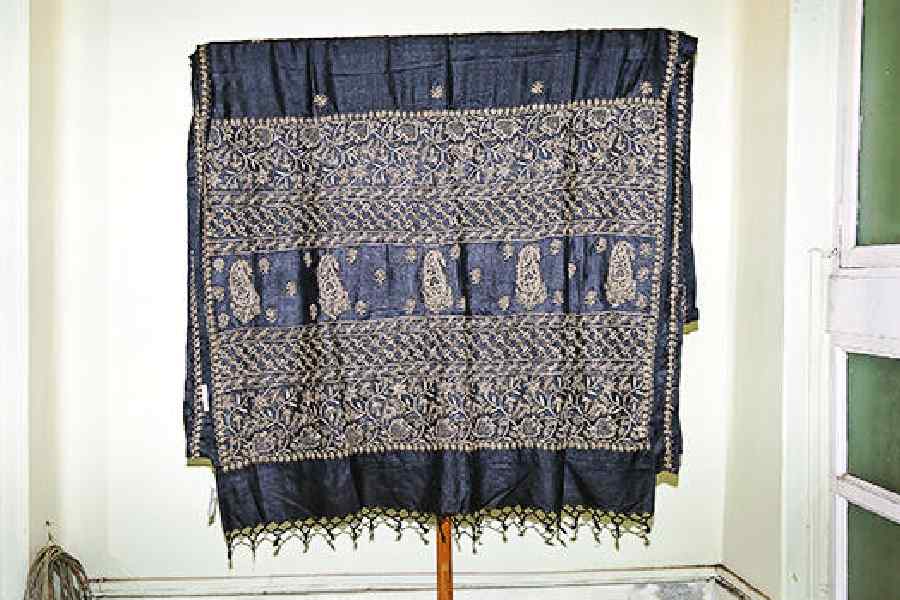 A sari comprising janjira, ghas patti, phanda, murri, pechni, badla, jaali, and kaamdani stitches