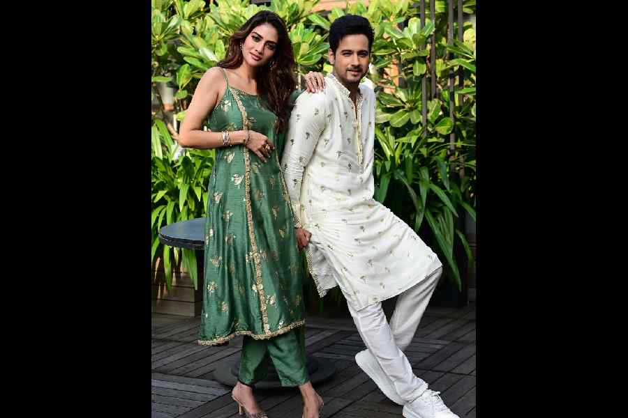 The Yash and Nussrat pair spells cool chemistry in morning-fresh House of Masaba looks. Nussrat's pistachio green kurta complements Yash's classic white look. We love the touch of festive gold and Yash's sporty sneakers. Nussrat sports nude eyes + nude lips + textured messy hair + Vasundhara Mantri jewellery in this day look
