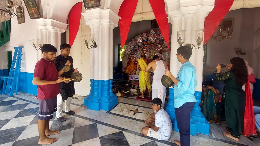 Durga Puja 2023 | My Kolkata Stops By At Janai Bajar Barir Puja In ...