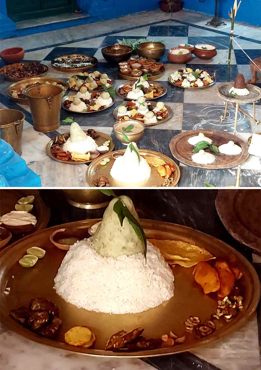 The Saptami bhog at Janai Bajar Bari consists of eight thalas offered to Maa (Durga), Baba (Mahadev) Nandi and Bhringi, Goddess Lakshmi, Narayan, Kuber, Poncho Debota, Oshto Boshu, Nobo Graha, and the 22 deb-debis of the village