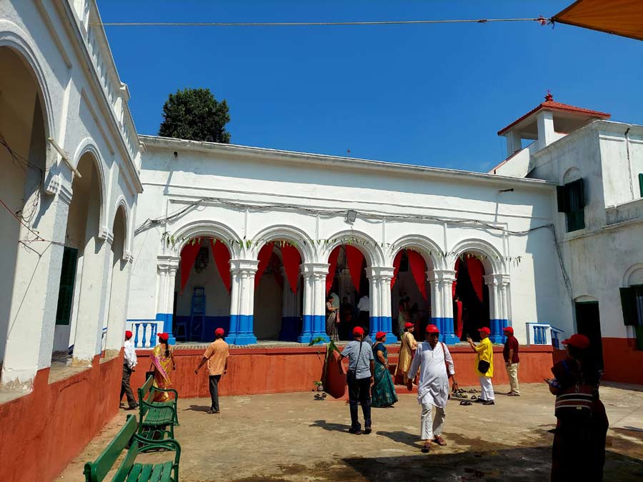 The grand old house with its arches offers the perfect setting for this barir pujo