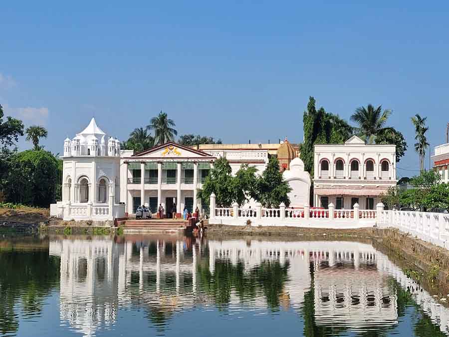 The Deb Biswas estate, and the Durga ‘dalan’ where the Puja happens, stands along a waterbody locally called Gopisagar. Outside is a small Shiva temple as well as a gazebo-like building, which probably once seated musicians during big events
