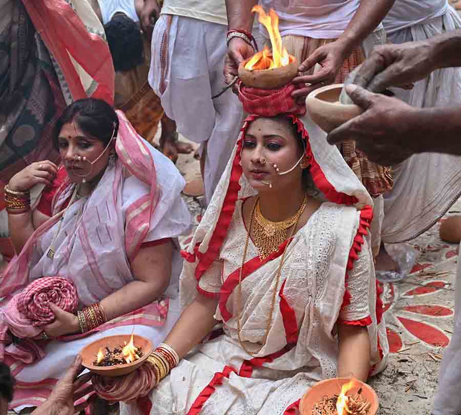 ‘Dhuno purano’ rituals in progress at the Thanthania Dutta Bari on Ashtami