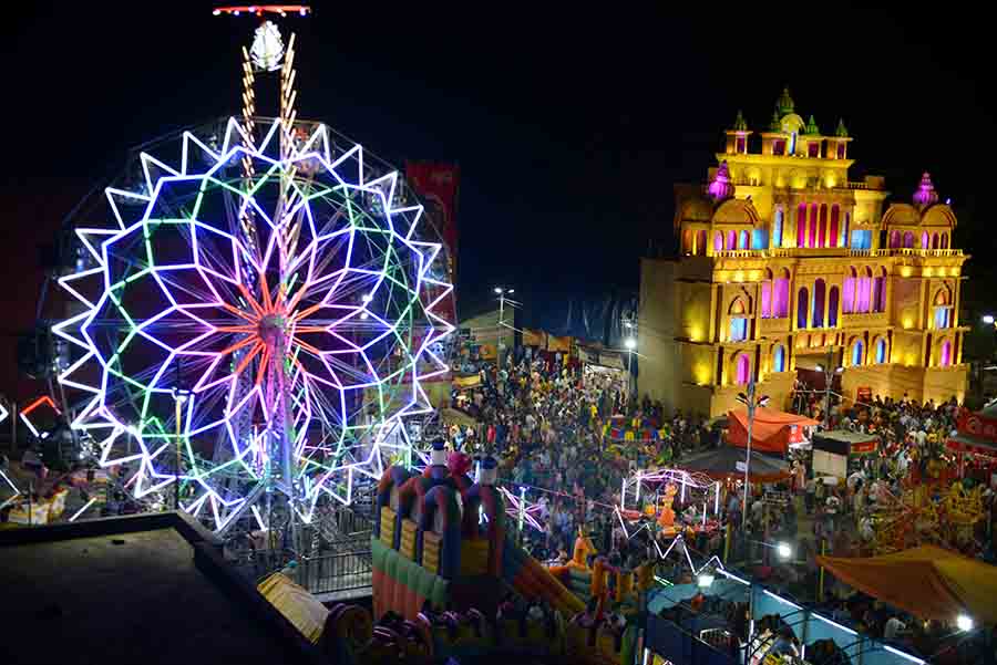 The crowd of revellers at the Bagbazar Sarbojanin Durga Puja pandal refused to ebb till wee hours of Sunday