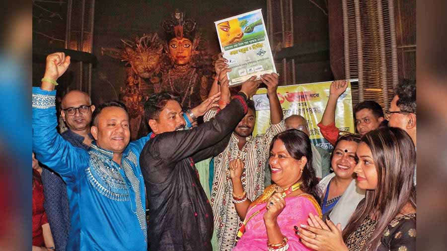 Rail Pukur Sarbajanin goes, ‘Hip, hip, hooray’ as they raise their award in front of Ma Durga before ‘pushanjali’