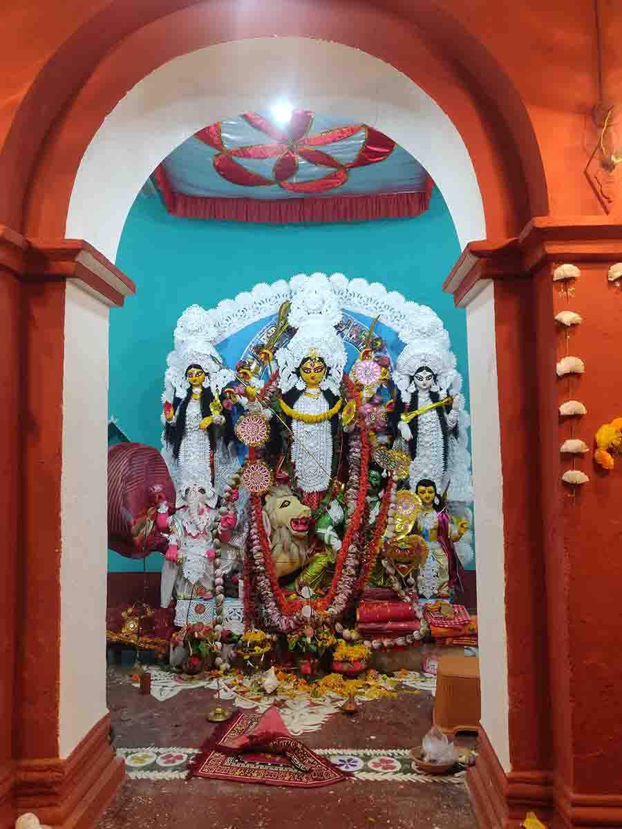 Thakur dalan of 200-year-old Dutta barir pujo in Nischindipur, Boral. This is one of the oldest pujas in Boral  