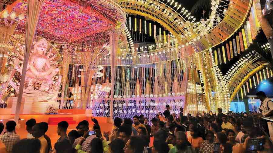 Hundreds of people visited Tridhara Sammilani Durga Puja pandal on Navami night 