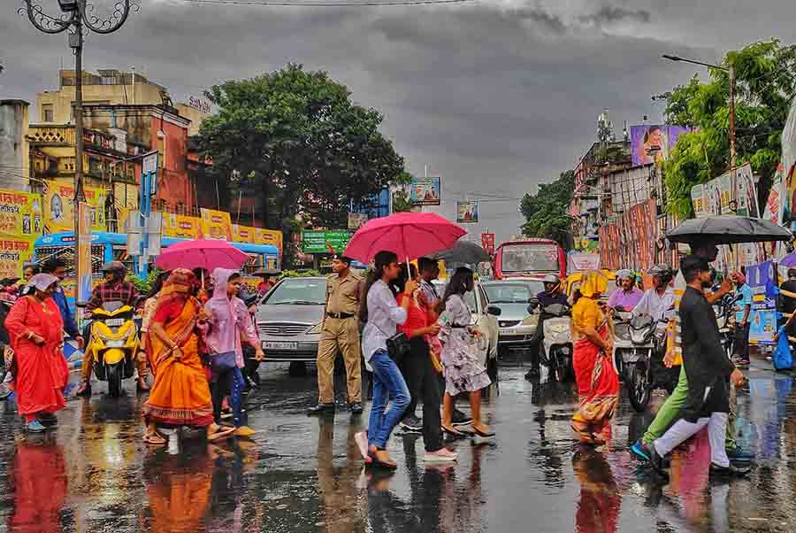 Despite the rain, the streets of Kolkata witnessed Durga Puja excitement among the crowd on the second last day of the festival. The rain eventually stopped by evening  