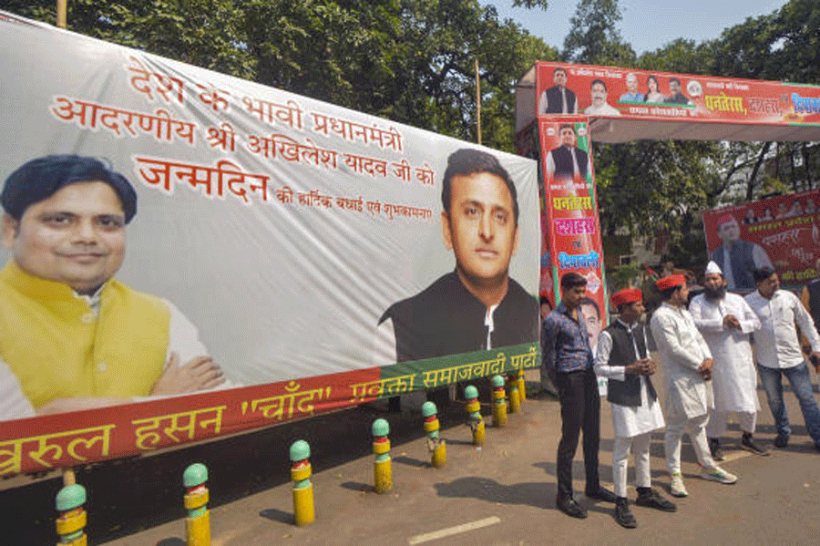 Akhilesh Yadav Banners Put Up in Lucknow, Raising Tensions With Congress