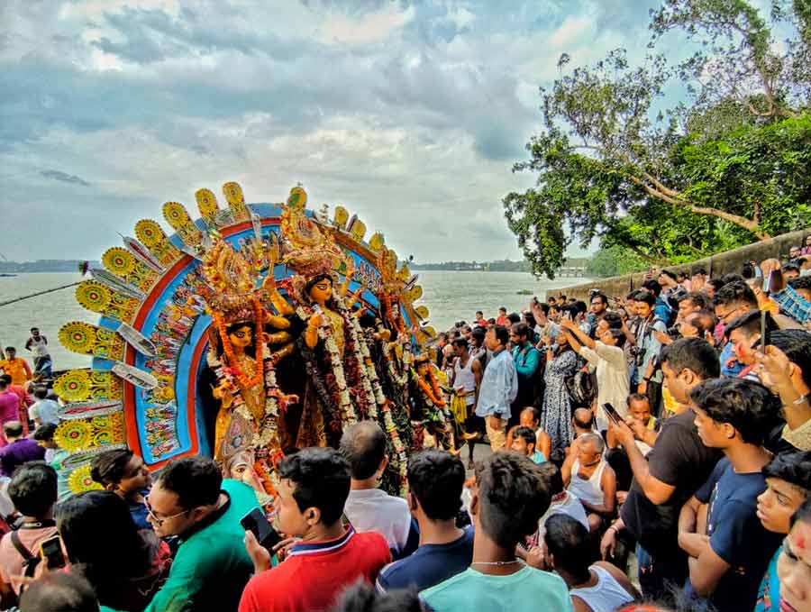 Hundreds of people turned up at the ghats to witness the 'bisarjan' 