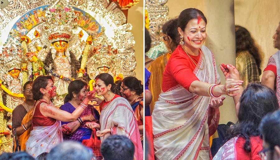 Glimpses of ‘sindur khela’ at Mallick Bari. Actress Koel Mallick was seen participating in the ritual with family members and friends  