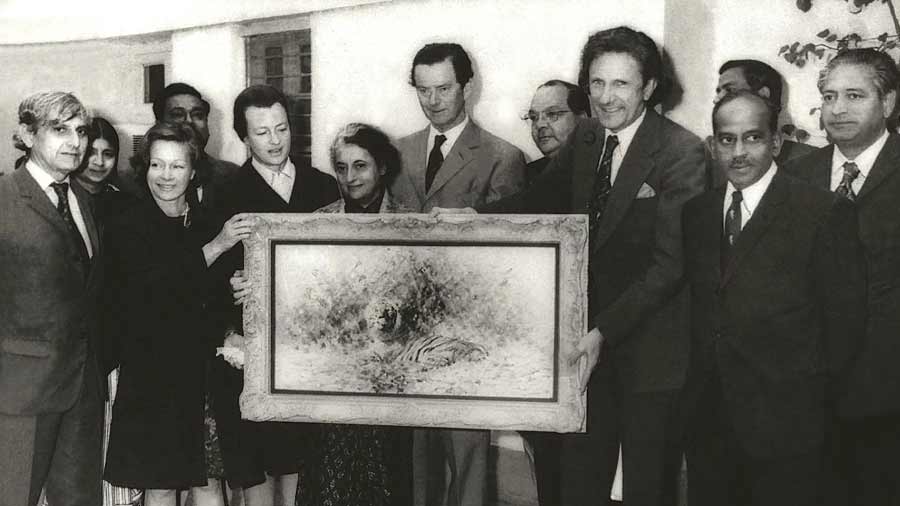 Anne Wright (second from left) with Indira Gandhi and others presenting ‘Tiger in the Sun’ to raise funds for Project Tiger in New Delhi on February 4, 1975