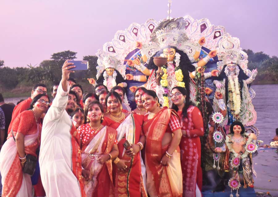 It’s groupie time for these devotees immersing the family goddess on the banks of the Jalongi river in Murshidabad