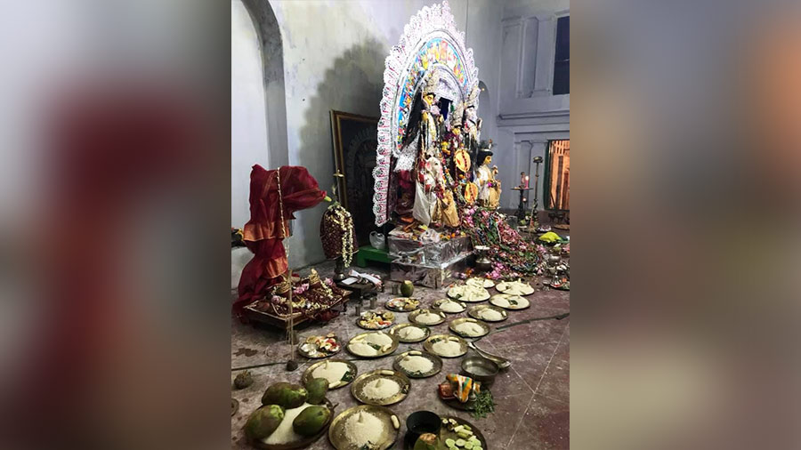 Durga bids adieu in a palanquin at Thanthania Chandra Bari Puja on Bidhan Sarani