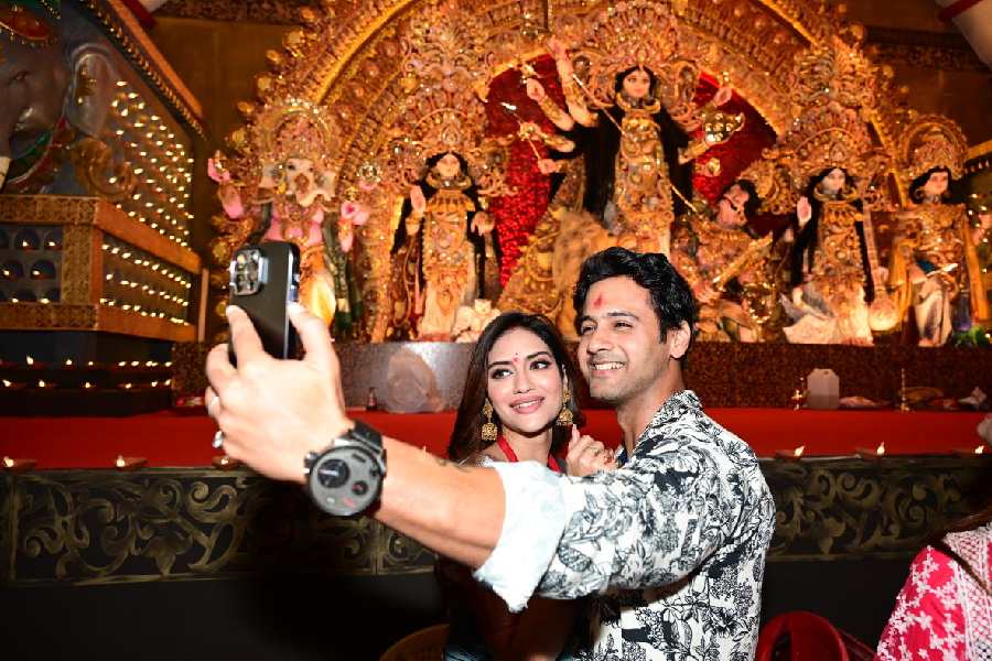 Yash and Nussrat posed for a dualfie with the pratima of Maa Durga in the backdrop at Mudiali Club.