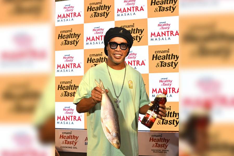 Whether firmly holding an attacking position or posing with a hilsa, a fish synonymous with East Bengal, Ronaldinho showed he could do it all. 
