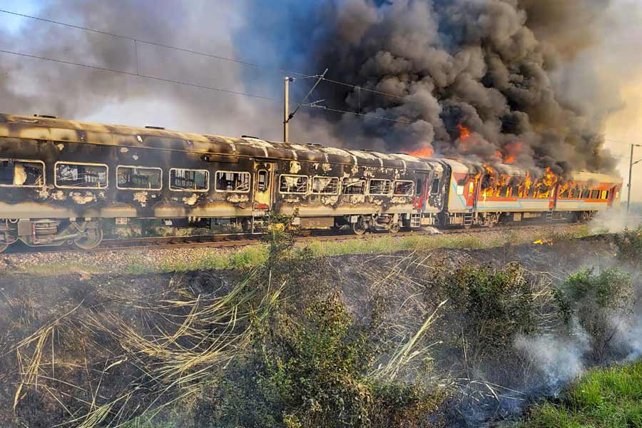 Train Accident | Agra train fire: How a gateman detected smoke and averted a  big tragedy - Telegraph India