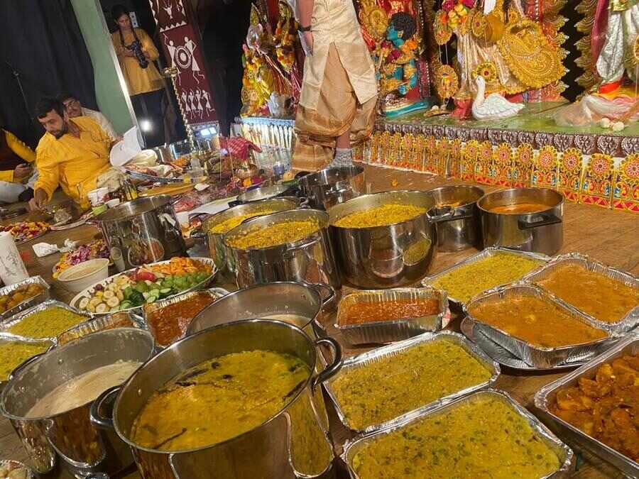 The priests had arranged for ‘Pushpanjali’ for the attendees. They were also served a Bengali bhog, which included ‘khichuri’, ‘alur dom’, chutney, ‘payesh’ and papad