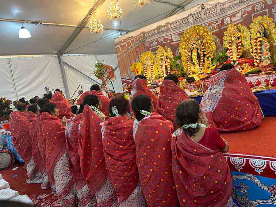 The oldest ‘sarbojanin’ Durga Puja in Singapore is organised by the Bengali Association of Singapore (BAS). Among the many events and rituals, there is a small in-house tradition for ‘bhog nivedan’. All the ladies who make and present the ‘bhog’ to the goddess wear matching saris for the occasion 