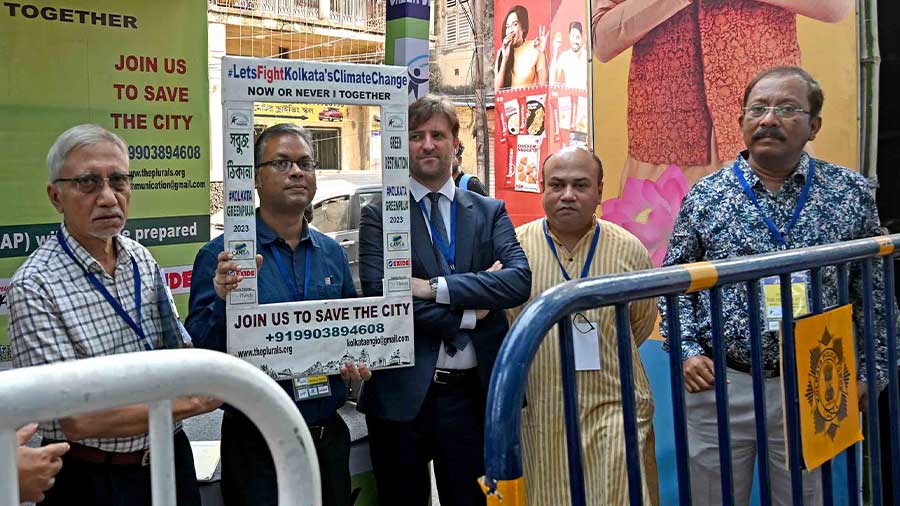 Participants were also offered a photo-op with a climate frame that said “Let’s fight Kolkata’s climate change”