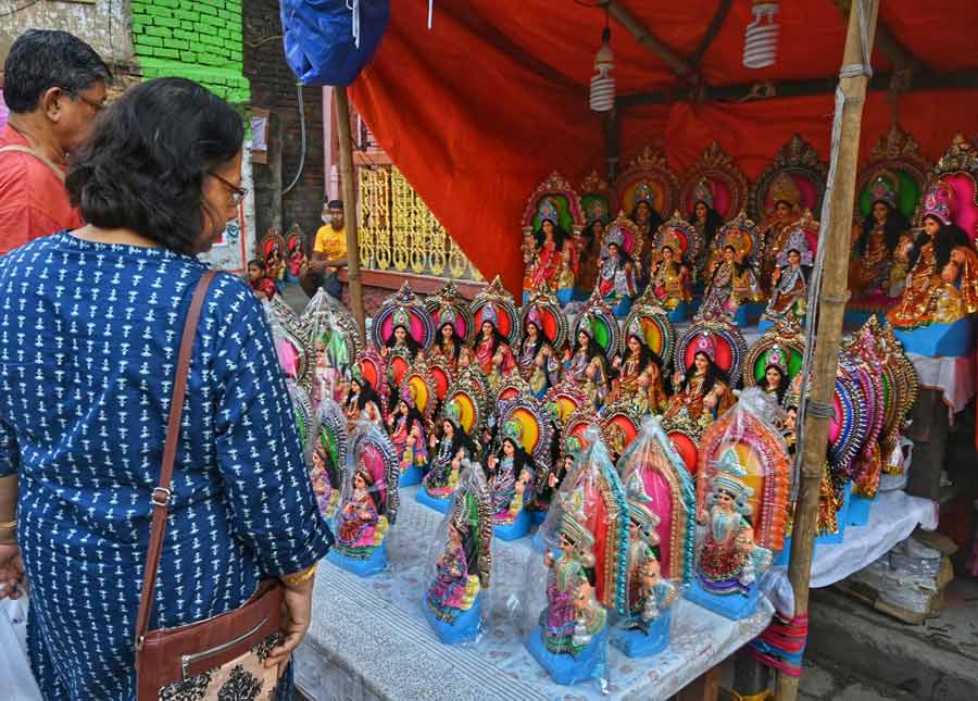The faithful browse through idols of goddess Lakshmi on Friday. Kojagari Lakshmi Puja 2023 will take place on October 28, 2023 between 10:55 pm and 11:46 pm. Purnima tithi will last 50 minutes, beginning at 4.17 am on October 28 and end at 1.53 am on October 29, 2023 