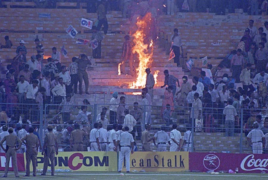 A glimpse of hell in Eden (1996): India were on track to reach their first World Cup final on home soil as Sachin Tendulkar appeared in cruise control in the semi-final against Sri Lanka at the Eden Gardens in Kolkata. But as soon as Tendulkar was dismissed by Sanath Jayasuriya, hitherto latent demons in the pitch came to surface. India lost their next six wickets for 22 runs, with a decent batting track suddenly turning square. To make matters worse, incensed Indian fans started throwing bottles onto the field out of frustration. Some even set fire to their seats. Unable to control the crowd, the match was suspended and handed to Sri Lanka, who went on to become world champions in Lahore