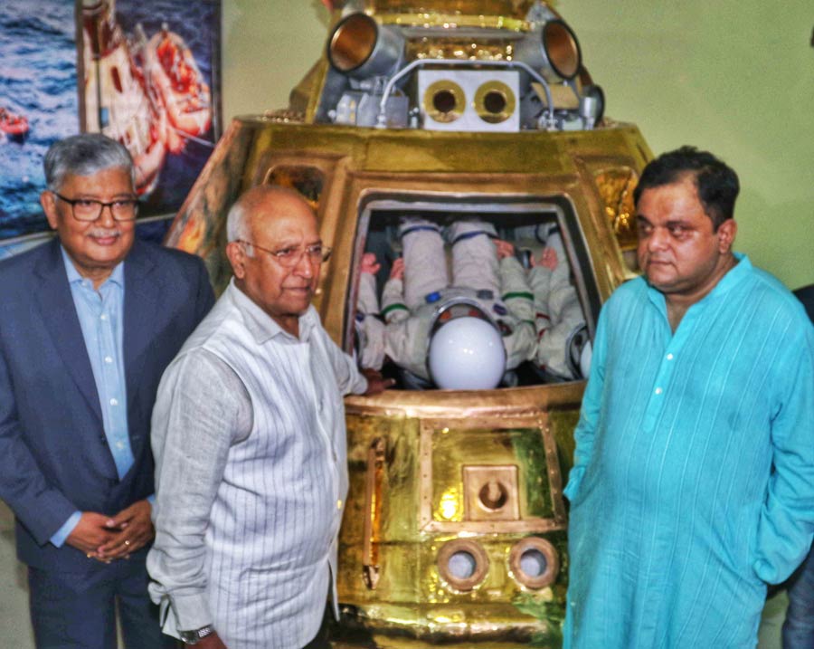 Astronaut Wing Commander (retired) Rakesh Sharma (centre) inaugurated the Museum of Astronomy and Space Science on the integrated campus of the Indian Centre for Space Physics at Mukundapur in Kolkata on Friday. State education minister Bratya Basu (right) was also present on the occasion. There are over 1,200 exhibits at the museum