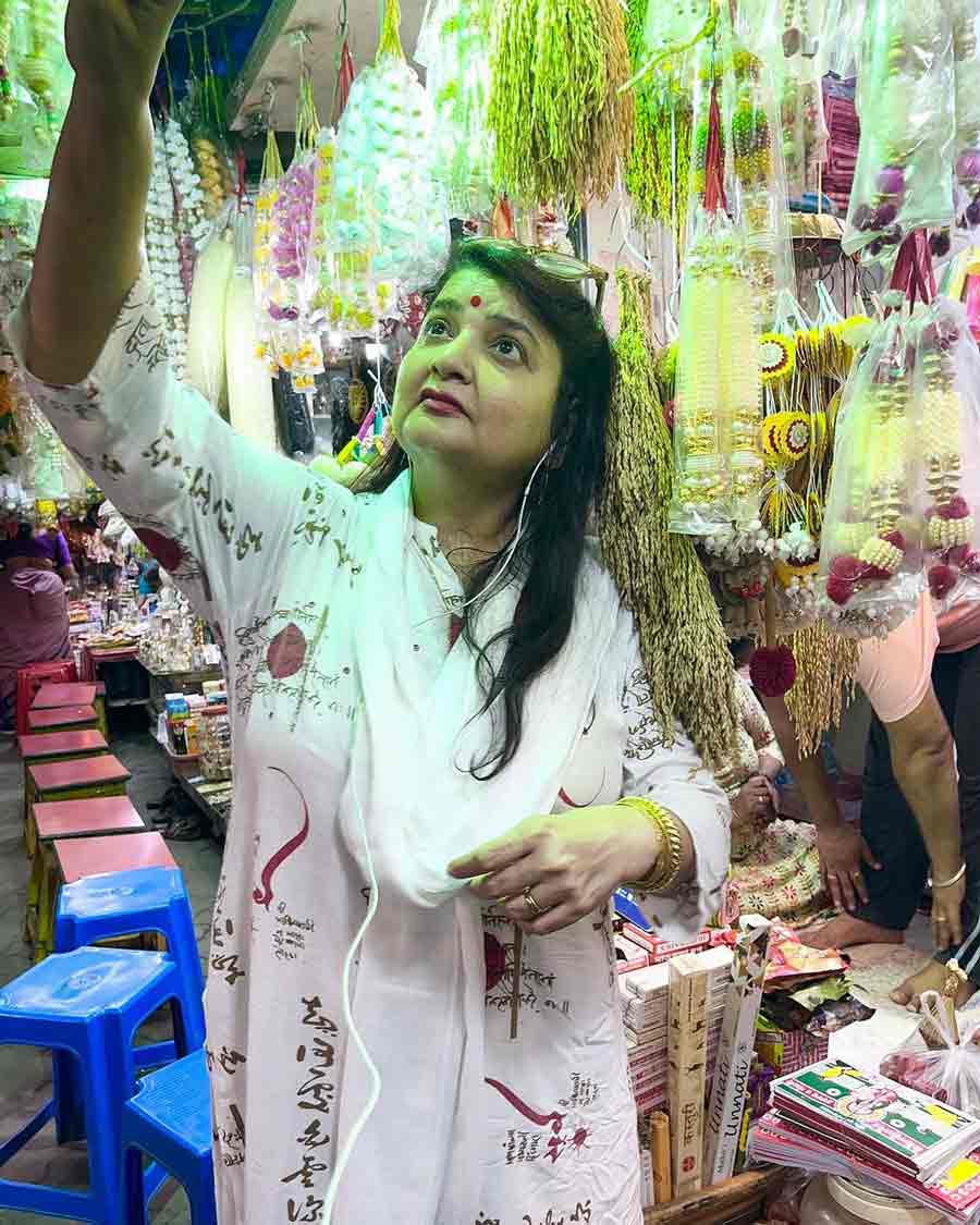 Actress Pallavi Chatterjee, sister of superstar Prosenjit, buys Lakshmi Puja essentials at Gariahat Market on Friday night